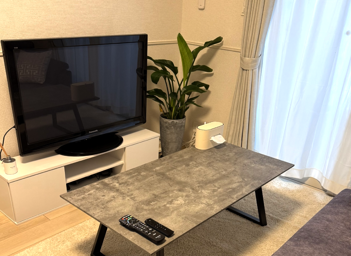 10年前のテレビでも買取可能？リビングに置かれた10年前の液晶テレビのイメージ