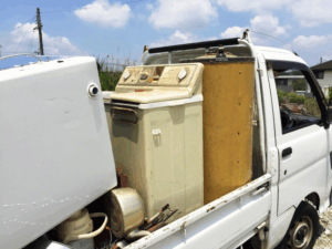 大阪でリサイクル用の家電が積まれたトラック