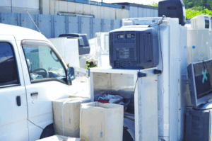 大阪で整列して積まれたリサイクル家電。テレビや冷蔵庫など処分対象の家電が並ぶ様子。