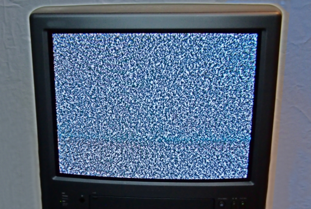 画面に不具合がある故障したテレビの様子、寿命間近のテレビでよく見られる症状のイメージ