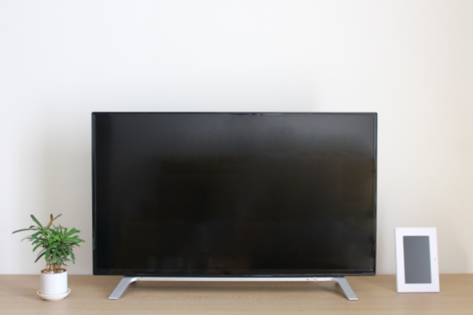 リビングに設置された薄型テレビ、寿命や平均使用年数を解説するイメージ