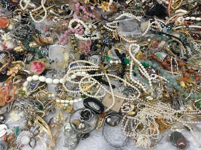 【買取実績】大阪府泉大津市 イミテーションアクセサリー 大量まとめ 18.3㎏ イヤリング・ピアス・ネックレス・ブローチ・指輪など - 2