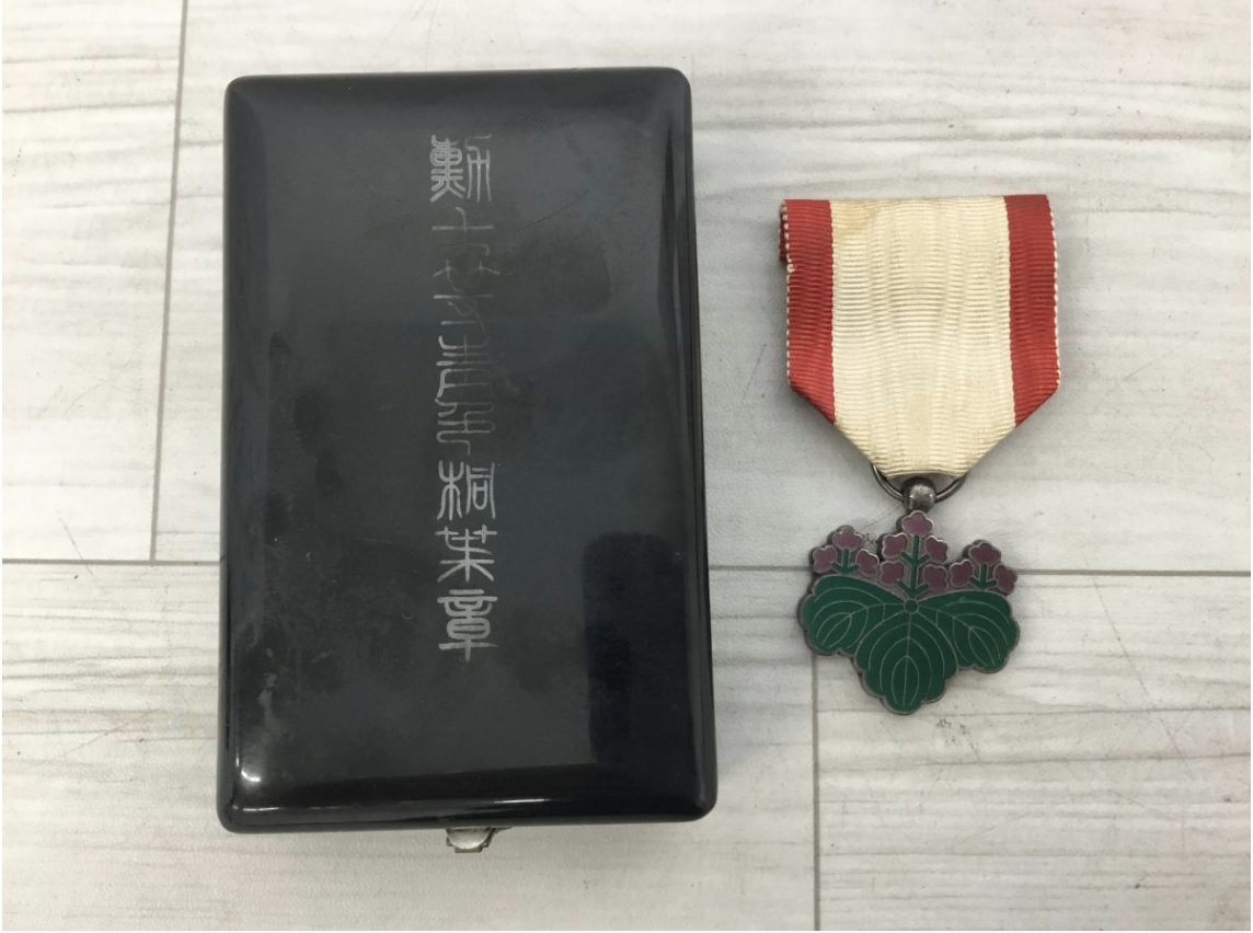 【買取実績】勲章3点セット 勲七等青色桐葉章 / 日本赤十字社 勲章 明治21年（1888年） / 支那事変従軍記章 共箱入り - 2