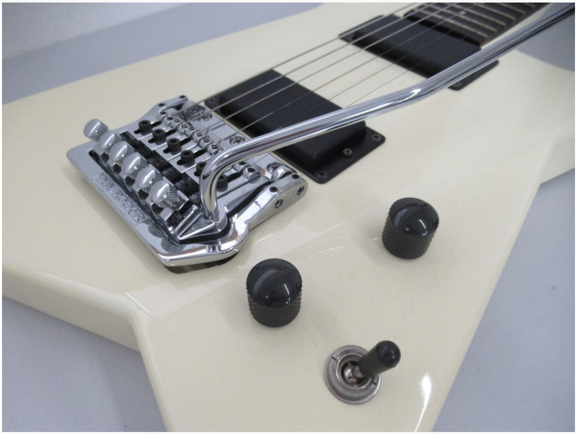 【買取実績】Riverhead（リバーヘッド）RFG-800 エレキギター White / 専用ケース・工具・弦・ピック付き - 3