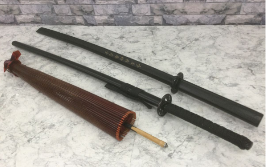 【買取実績】大阪府高石市 木刀・模造刀・和傘など 武具ディスプレイまとめセット（奉納刀／番傘付き） - 2