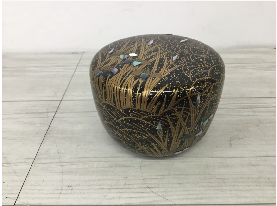 【荒川区 買取実績】鈴木睦美作 燕子花（かきつばた）棗（なつめ）桐箱付きをお買取しました｜茶道具・蒔絵・漆芸作品高価買取ならカイトル - 2